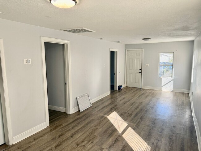 Photo - Fully Remodeled 2/1 in the heart of Tampa House