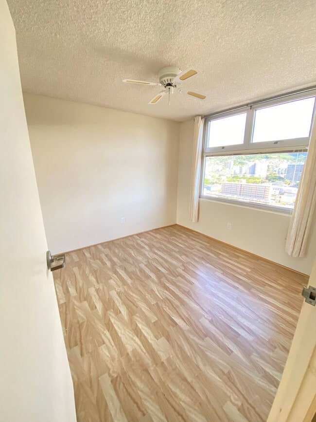 Photo - 1450 Young St