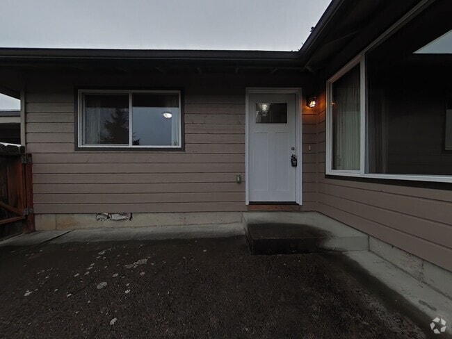 Building Photo - 2 Bedroom Apartment ~ Close to 9th Street Unit 3288 NE Lancaster #2