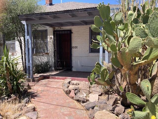 Building Photo - 917 N Hoff Ave