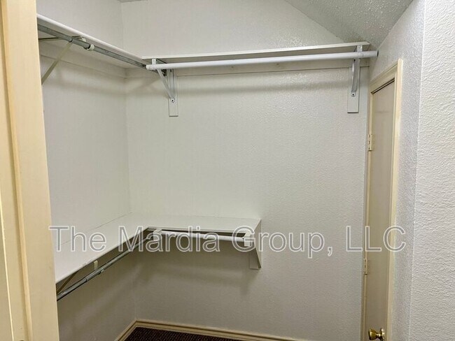 Photo - 1364 Creekview Dr