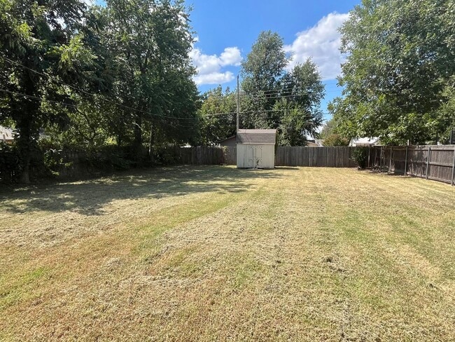 Building Photo - Charming 3 Bed 1.5 Bath!