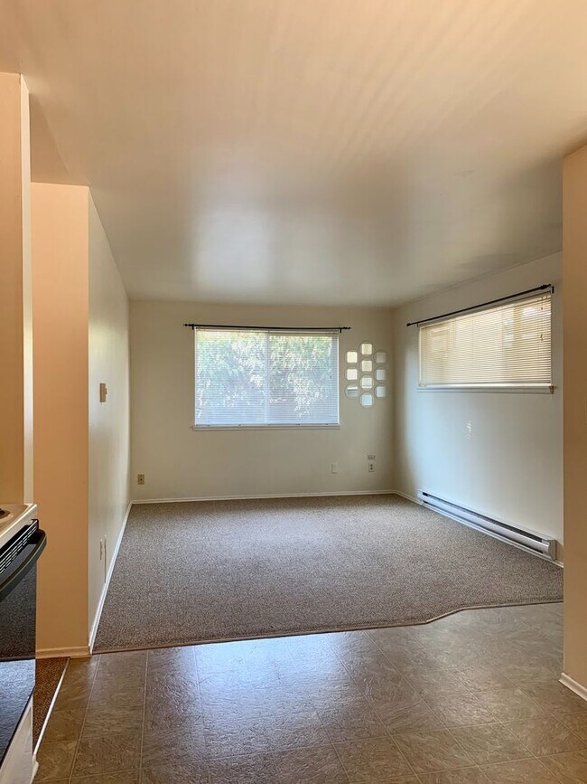 Photo - Cozy and Private Two Bedroom in Queen Anne-parking included! Unidad C