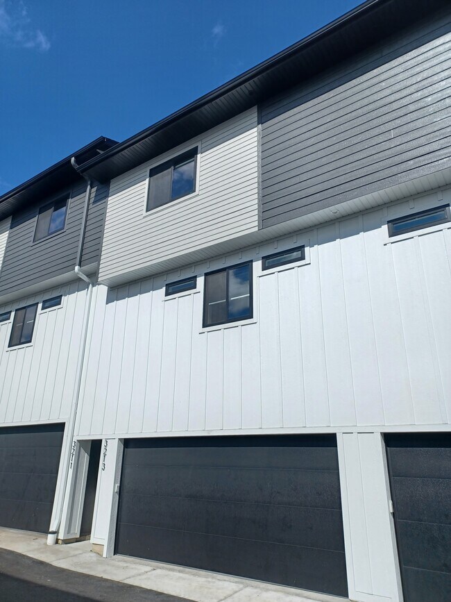 Theodora Rowhomes Apartments For Rent in Eau Claire, WI