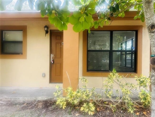 Building Photo - 844 NW 3rd Ave Unit A