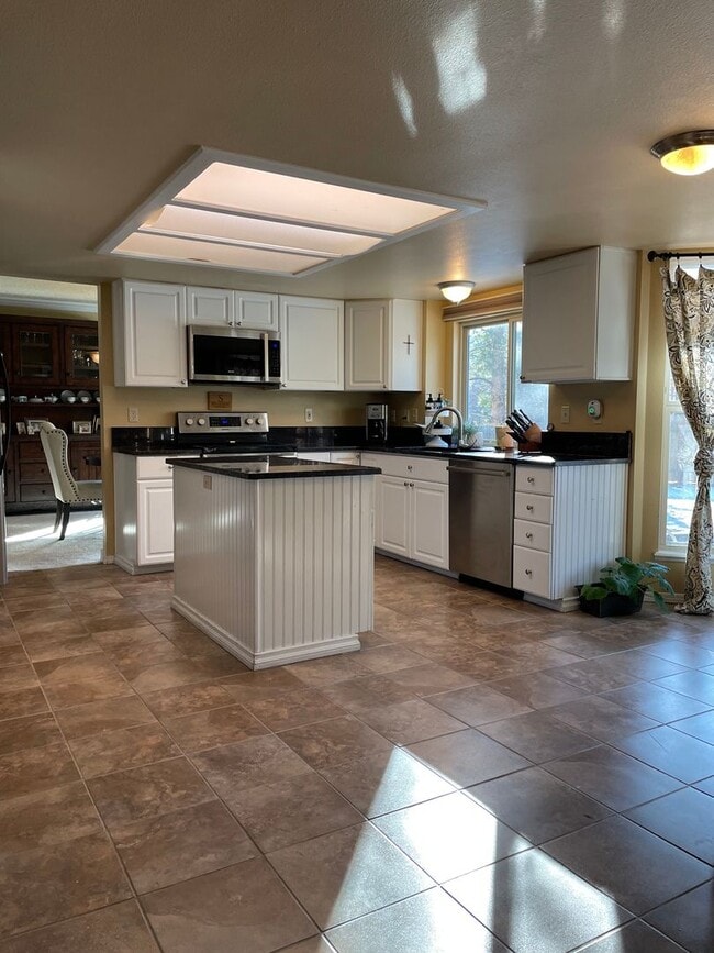 Photo - District 12 Schools 5 bedrooms home!