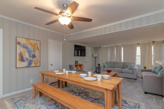 Building Photo - 2800 Gardenia St Unit ID1043741P