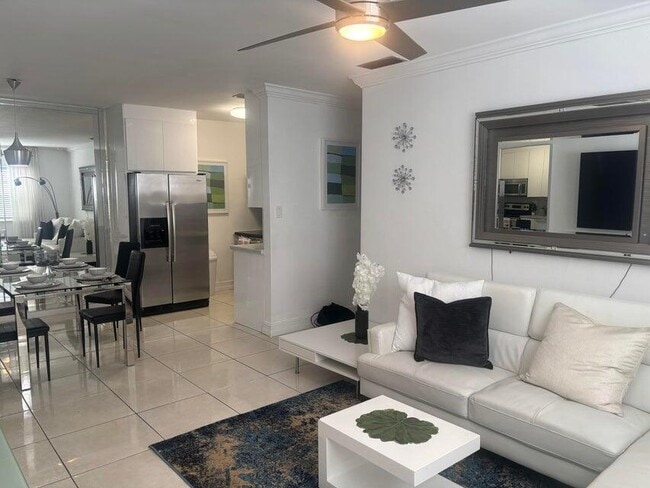 Building Photo - 299 SW 7th St Unit 110