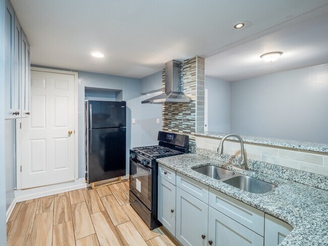 Building Photo - Spacious 3BR Apartment in Oak Park – 1,326... Unit 2