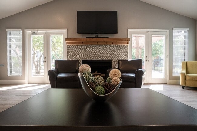 Building Photo - 1400 Clarewood Dr