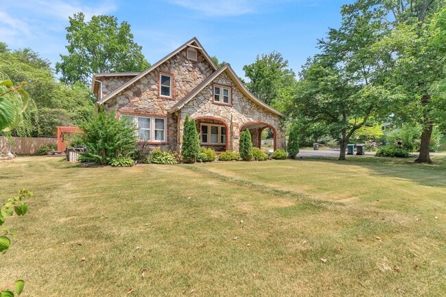 Photo - 1688 Overhill Rd