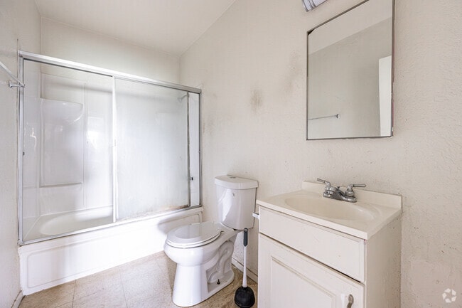 1BR, 1BA - 800SF - Bathroom