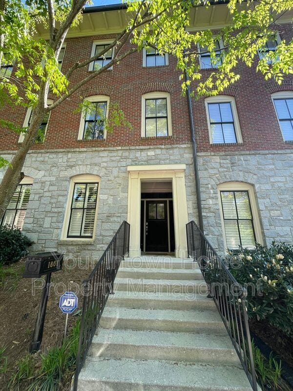 Building Photo - 1867 Gordon Manor NE