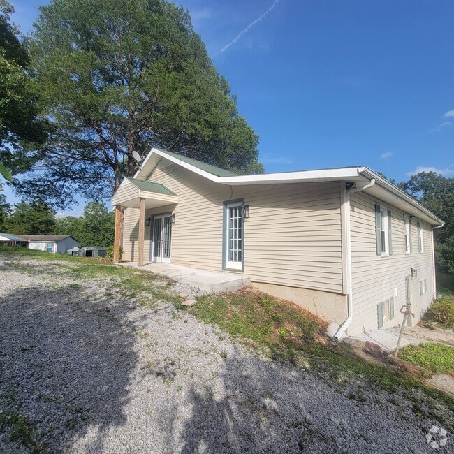 Building Photo - 4 Bedroom, 2 Bath with Bonus Room- Single ... Rental