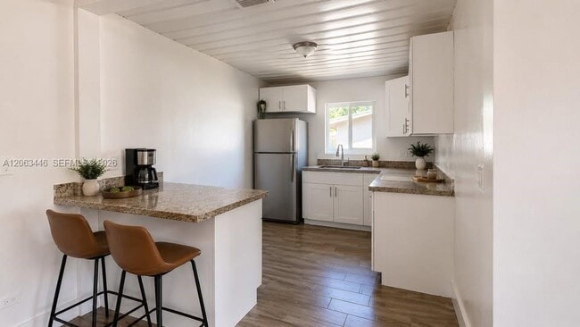 Photo - 670 NE 166th St