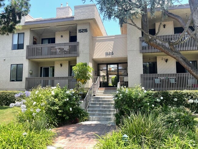 Building Photo - SHERMAN OAKS!!!: FANTASTIC 2 BEDROOM + 1 1... Rental