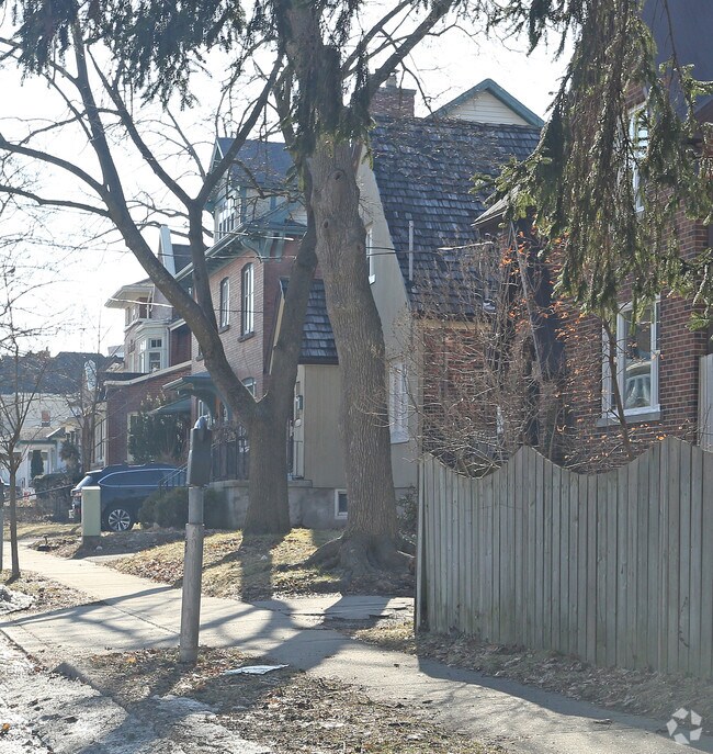 Building Photo - 61 Roy St