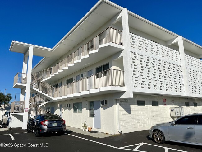 Building Photo - 1431 Oak St Unit 10