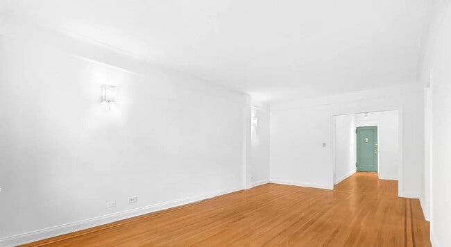 Photo - 30-83 Crescent St