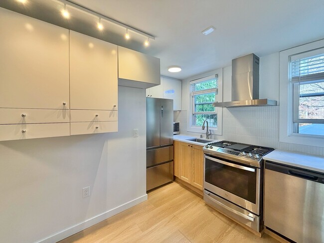 Building Photo - 432 2nd St Unit 1