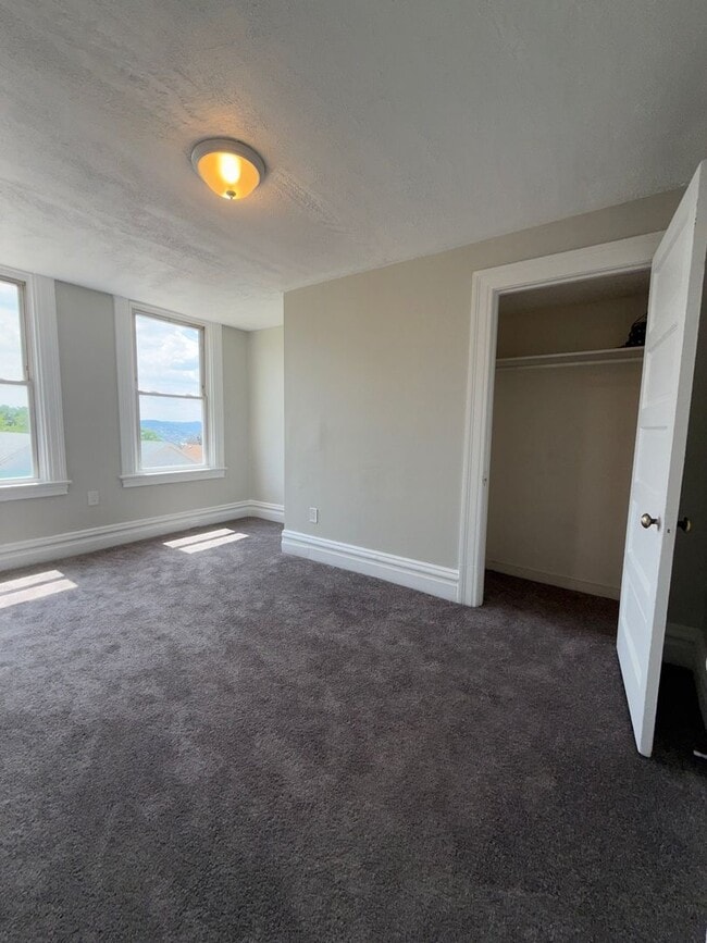 2221 Hawthorne Ave Unit 2