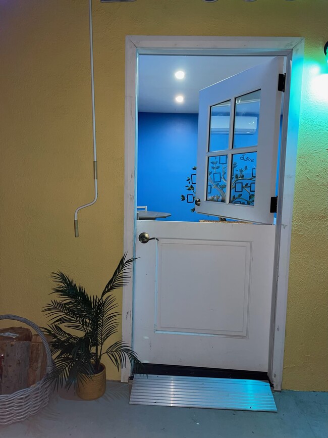 Front door - 3356 Beethoven St Apartamentos Unidad A