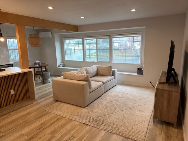 Photo - 740 Chesham Ave