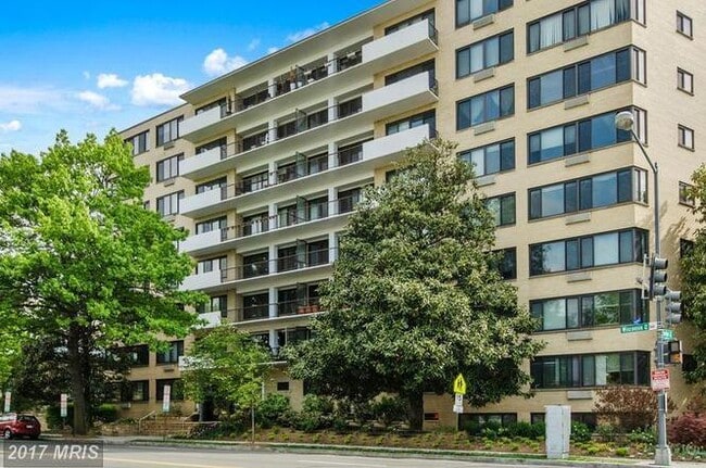 Building Photo - GREAT CORNER VIEWS! Wood floor Condo in Perfect DC Location Overlooking McLean Gardens