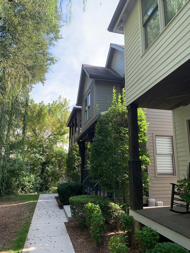 Photo - 806 Lancaster Way