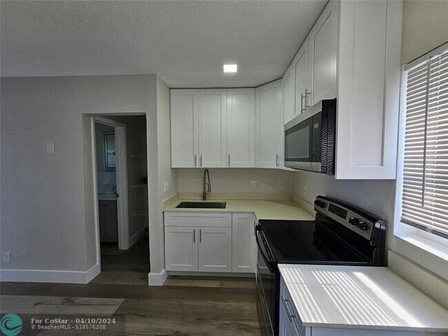 Photo - 421 NW 35th Ct