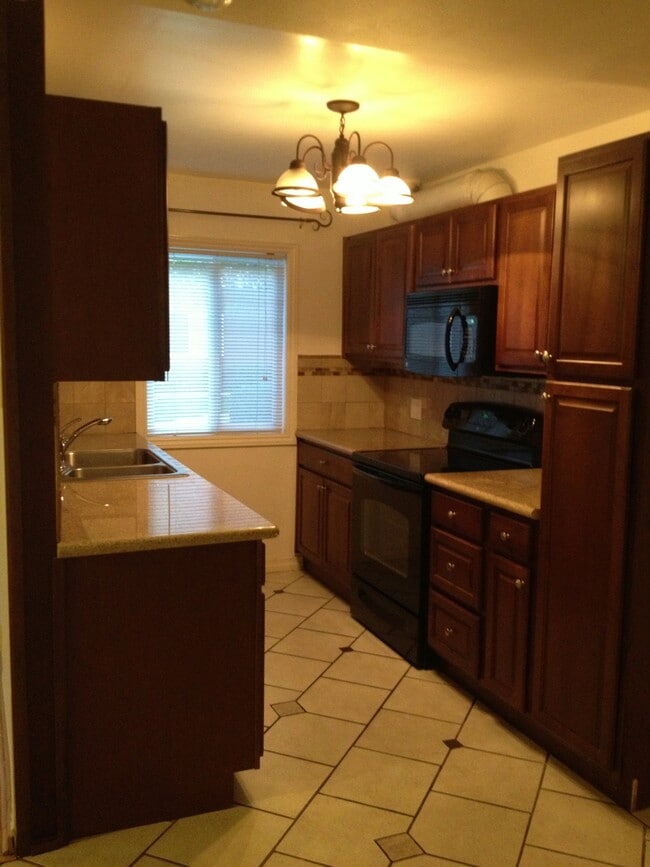 Kitchen - 400 N Acacia Ave Unit C-18