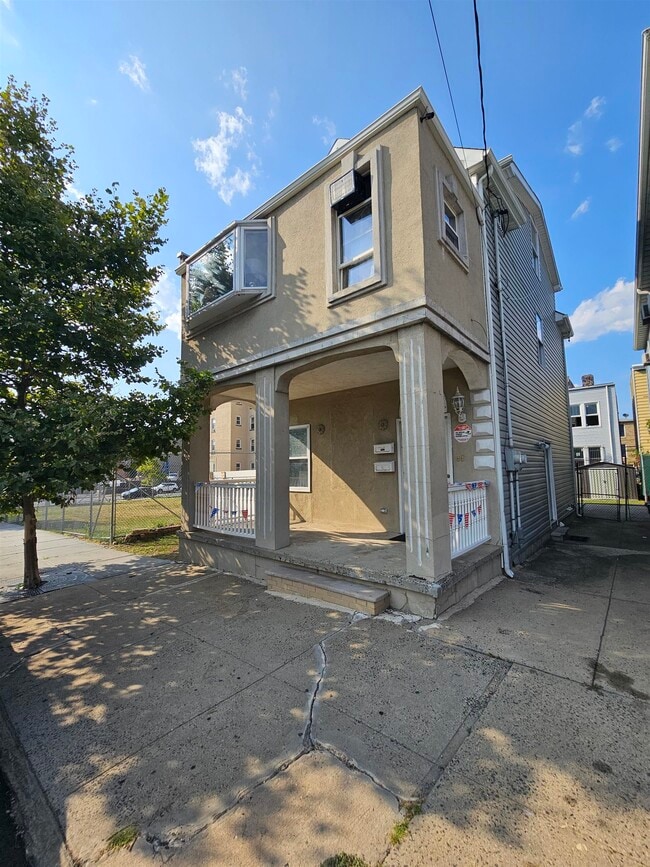 Building Photo - 218 Hopkins Ave Rental