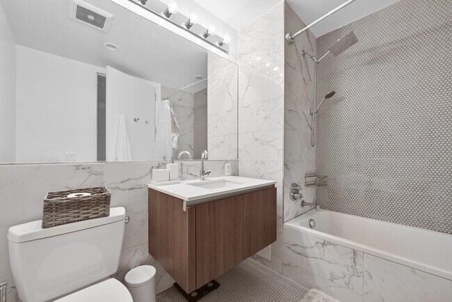 Building Photo - 160 1st St Unit 913