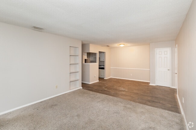 2BA, 1BA - 1,400SF - Living