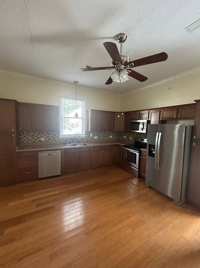 Photo - 24 A St SW