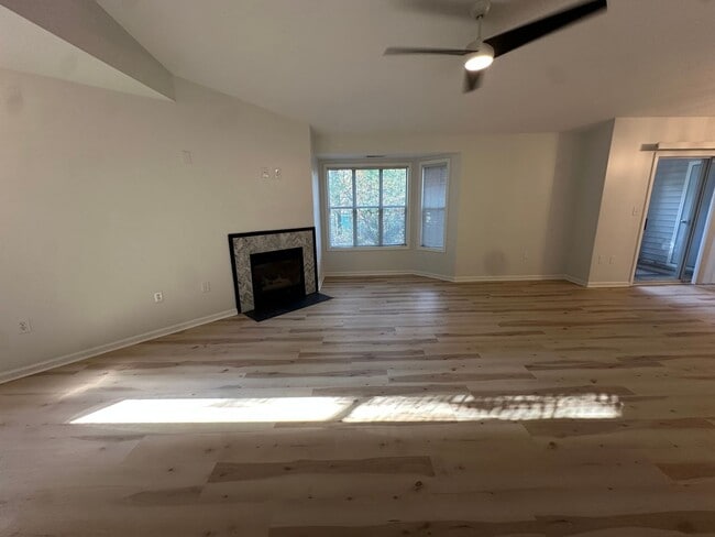 Photo - Spacious 2 Bedroom Luxury Condo with Pool Access – Wilmington, NC Unidad 201