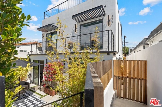 Building Photo - 656 California Ave