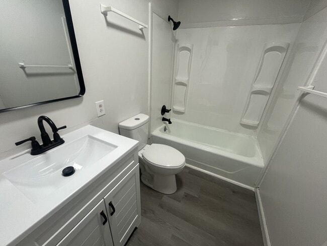 Photo - 323 W King St