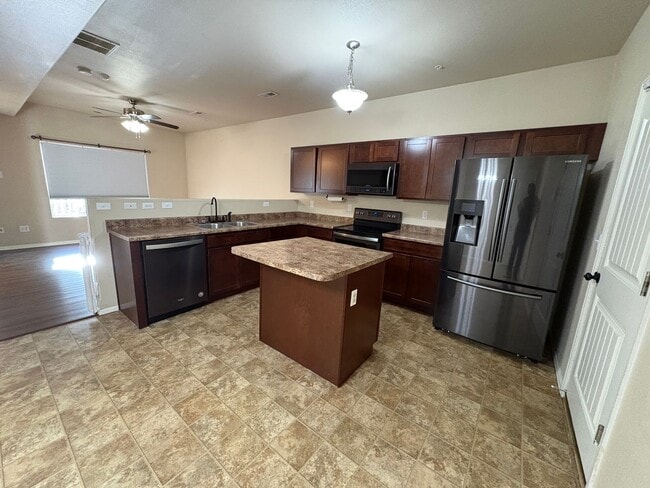 Photo - 3 Bed 3 Bath Townhome Minutes From Fort Carson, Peterson, and Schriever SFB!!!