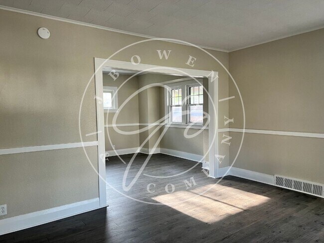 Charming 3 Bedroom Home in Toledo with Spacious Layout and Modern Touches