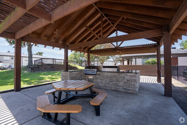 Picnic Area - Campbell Grove Apartments