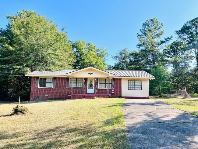 Photo - 4 bed, 3 bath home in Opelika!