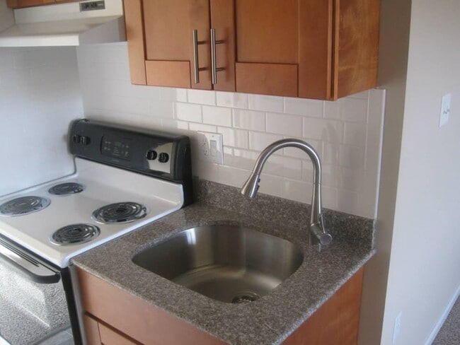 Building Photo - 1300 Catherine St Unit 10