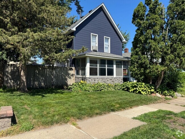 Building Photo - 3 Bedroom / 1 Bathroom Private Fenced Yard... Rental