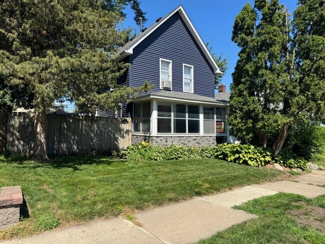 Building Photo - 3 Bedroom / 1 Bathroom Private Fenced Yard... Rental