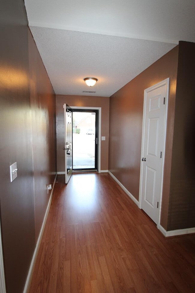 Photo - 280 Trillium Ln