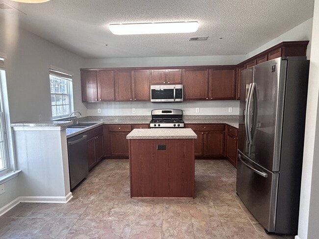 Large 3 bedroom 2 living room house w comm Pool!
