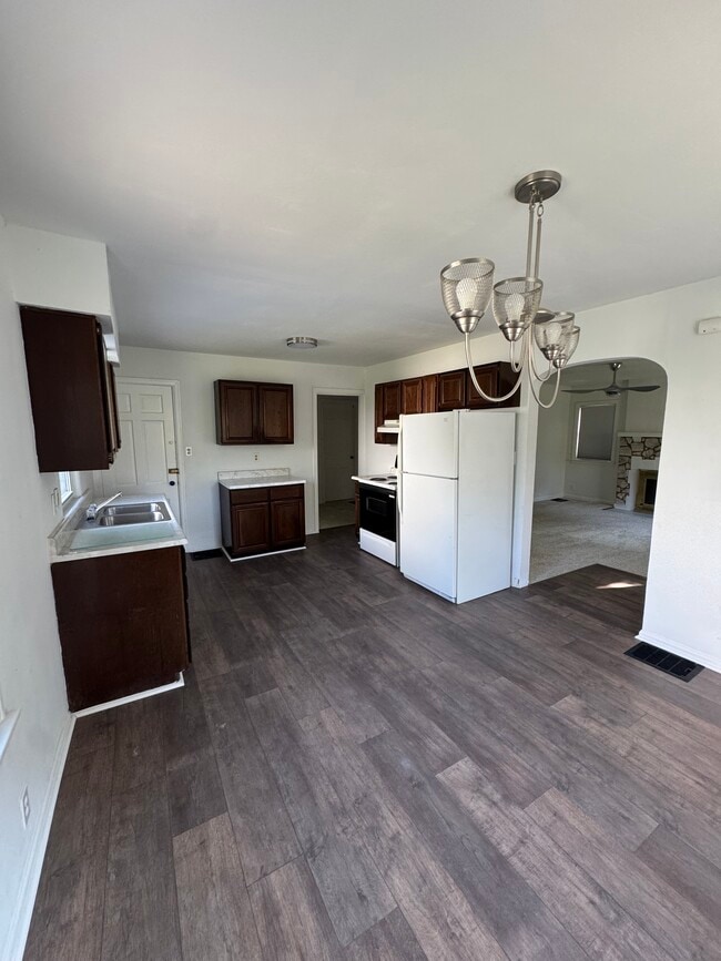 4209 Oakridge Dr