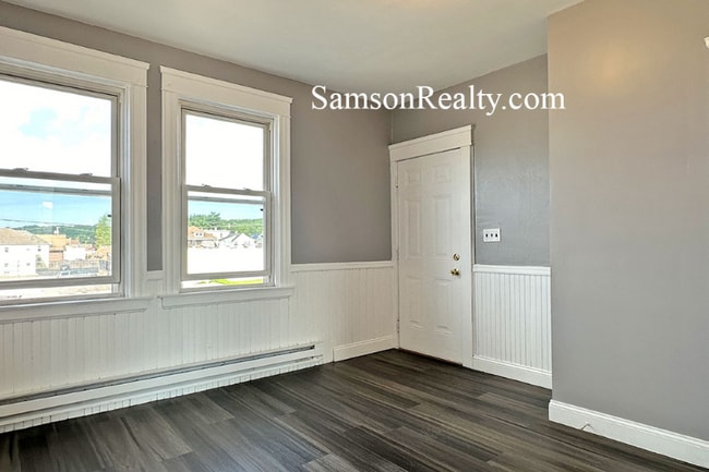 Photo - 979 Mineral Spring Ave Unidad 2