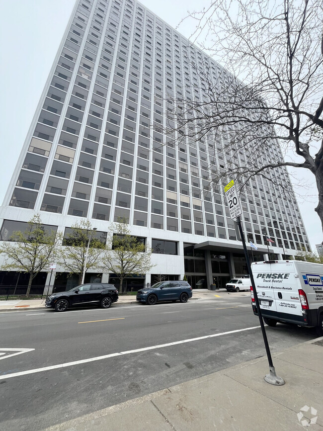 Building Photo - 4343 N Clarendon Ave Rental